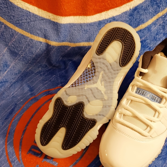 South Carolina Jordan 11 Size 9 (NEVER BEEN WORN BRAND NEW) - Picture 2 of 5